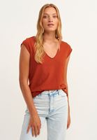V-Neck Tişört ve Carrot-Fit Pantolon Kombini