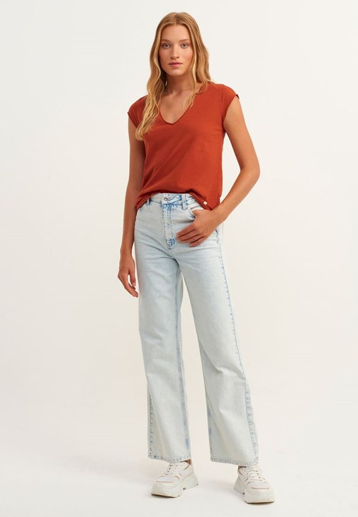 V-Neck Tişört ve Carrot-Fit Pantolon Kombini