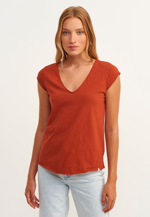 V-Neck Tişört ve Carrot-Fit Pantolon Kombini