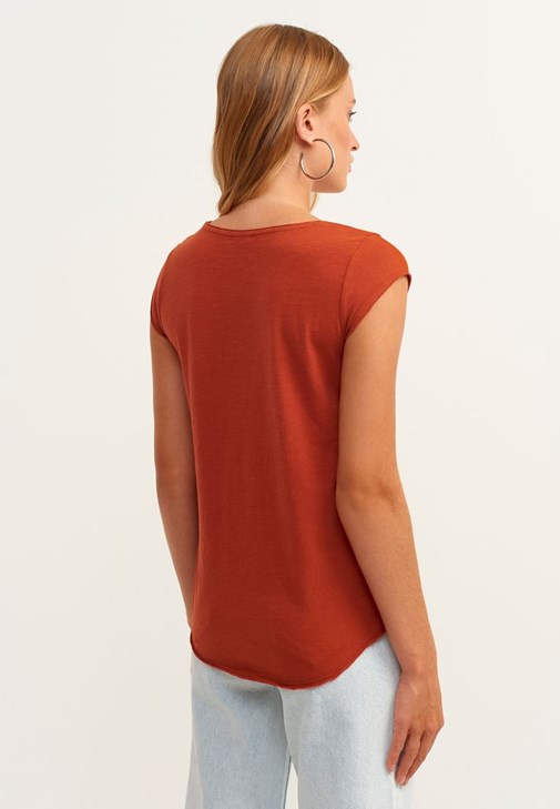 V-Neck Tişört ve Carrot-Fit Pantolon Kombini