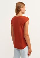 V-Neck Tişört ve Carrot-Fit Pantolon Kombini