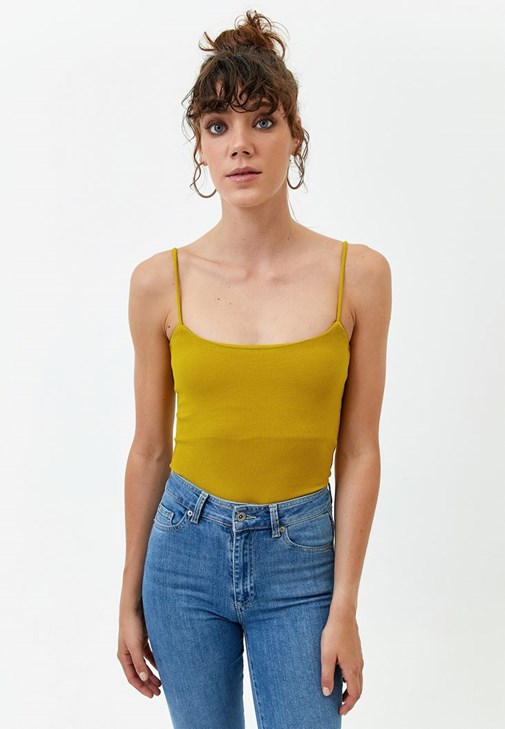 Casual Kare Yaka Atlet ve Slim-Fit Denim Pantolonu Kombini