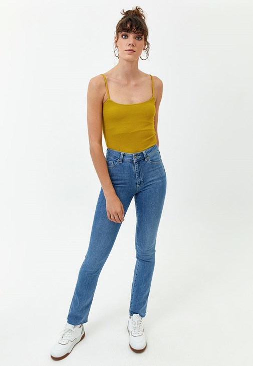 Casual Kare Yaka Atlet ve Slim-Fit Denim Pantolonu Kombini