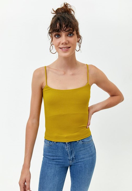 Casual Kare Yaka Atlet ve Slim-Fit Denim Pantolonu Kombini