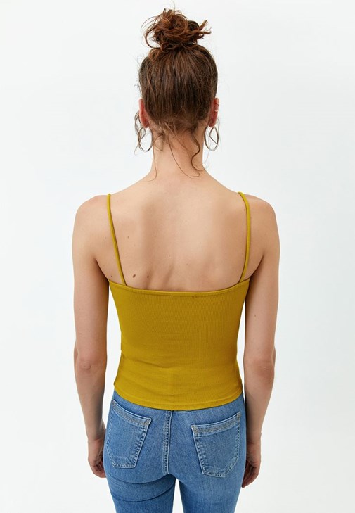 Casual Kare Yaka Atlet ve Slim-Fit Denim Pantolonu Kombini