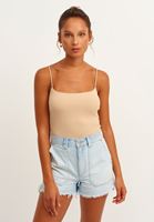 Casual Kare Yaka Atlet ve Denim Şort Kombini