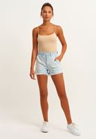 Casual Kare Yaka Atlet ve Denim Şort Kombini