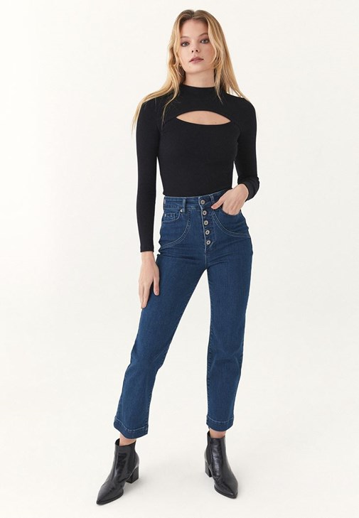 Yüksek Bel Straight-Fit Pantolon ve Uzun Kollu Tişört Kombini