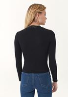 Yüksek Bel Straight-Fit Pantolon ve Uzun Kollu Tişört Kombini