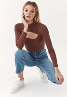 Uzun Kollu Tişört ve Yüksek Bel Pantolon Kombini