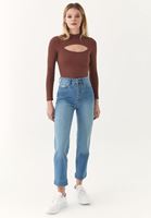 Uzun Kollu Tişört ve Yüksek Bel Pantolon Kombini