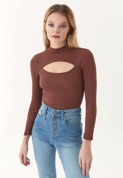 Uzun Kollu Tişört ve Yüksek Bel Pantolon Kombini