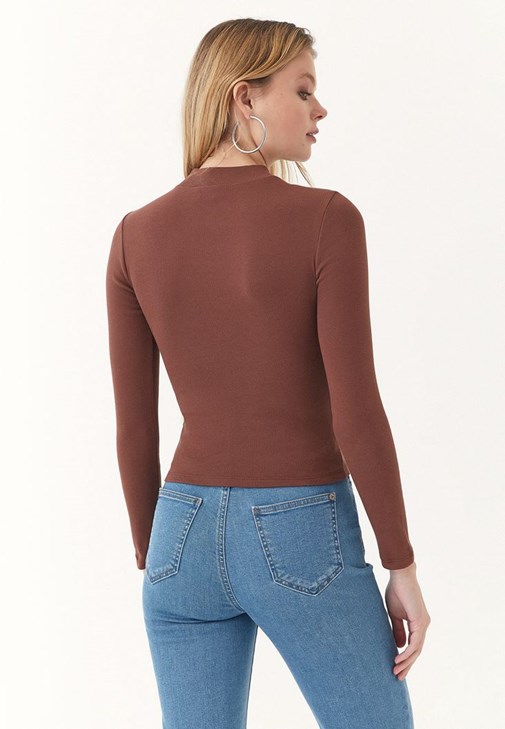 Uzun Kollu Tişört ve Yüksek Bel Pantolon Kombini