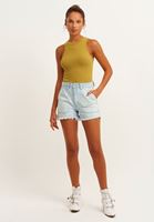 Halter-Neck Tank ve Denim Şort Kombini