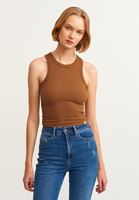 Halter-Neck Tank ve Bağcıklı Pantolon Kombini 