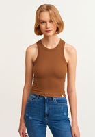 Halter-Neck Tank ve Bağcıklı Pantolon Kombini 