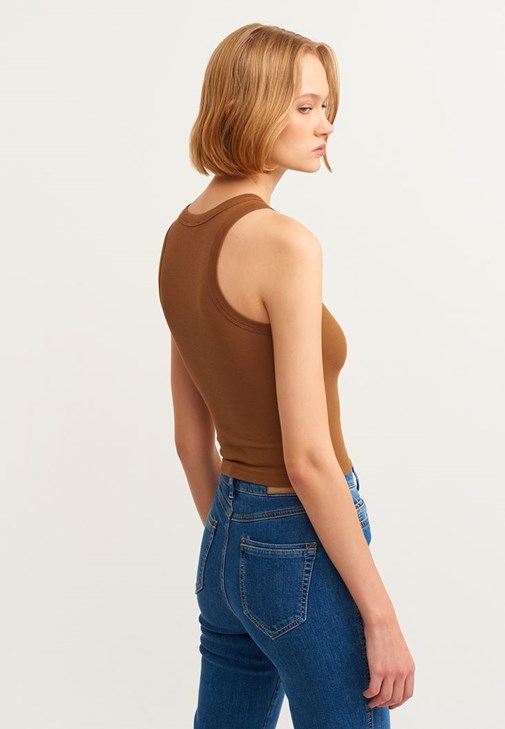 Halter-Neck Tank ve Bağcıklı Pantolon Kombini 