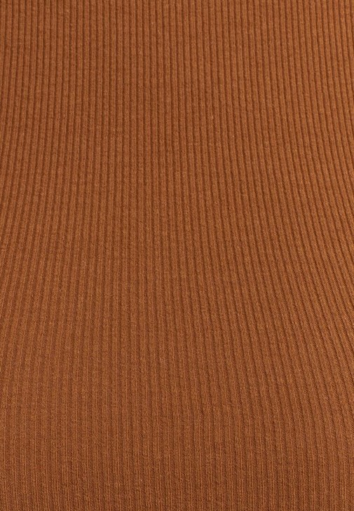 Halter-Neck Tank ve Bağcıklı Pantolon Kombini 