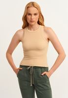 Halter-Neck Tank Top ve Yumuşak Dokulu Jogger Pantolon Kombini