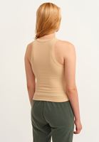 Halter-Neck Tank Top ve Yumuşak Dokulu Jogger Pantolon Kombini