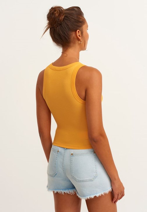 Halter Yaka Atlet ve Pamuklu Denim Şort Kombini