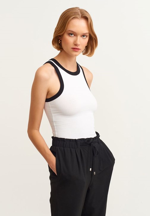 Jogger Pantolon ve Halter-Neck Tank Top Kombini