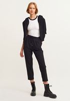 Jogger Pantolon ve Halter-Neck Tank Top Kombini
