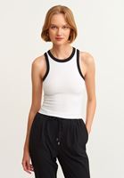 Jogger Pantolon ve Halter-Neck Tank Top Kombini