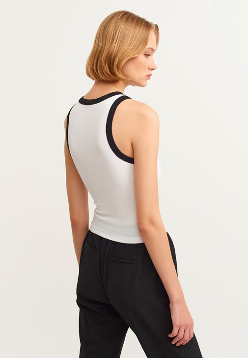 Jogger Pantolon ve Halter-Neck Tank Top Kombini