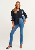 Oversize Gömlek ve Denim Pantolon Kombini