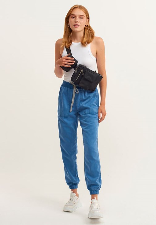 Jogger Pantolon ve Halter-Neck Tank Top Kombini 