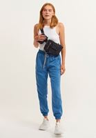 Jogger Pantolon ve Halter-Neck Tank Top Kombini 