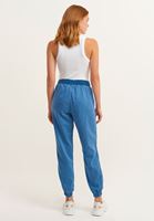 Jogger Pantolon ve Halter-Neck Tank Top Kombini 