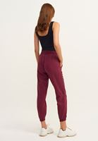 Jogger Pantolon ve Pamuklu Atlet Kombini
