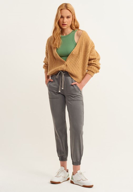 Örgü Detaylı Düğmeli Triko Hırka ve  Jogger Pantolon Kombini