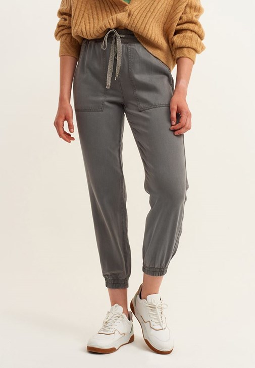 Örgü Detaylı Düğmeli Triko Hırka ve  Jogger Pantolon Kombini