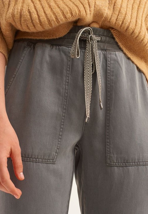 Örgü Detaylı Düğmeli Triko Hırka ve  Jogger Pantolon Kombini