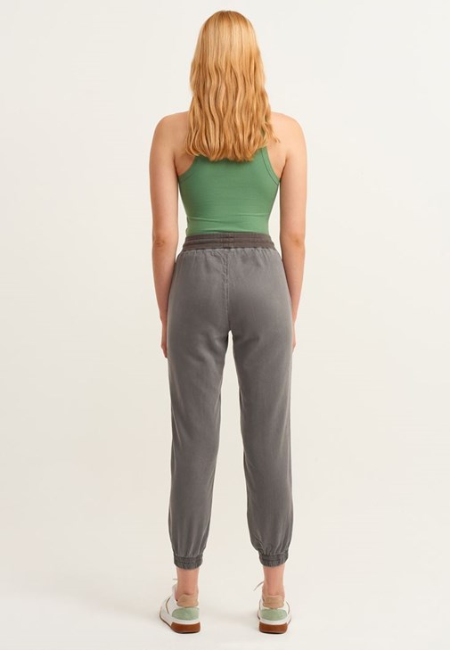 Örgü Detaylı Düğmeli Triko Hırka ve  Jogger Pantolon Kombini