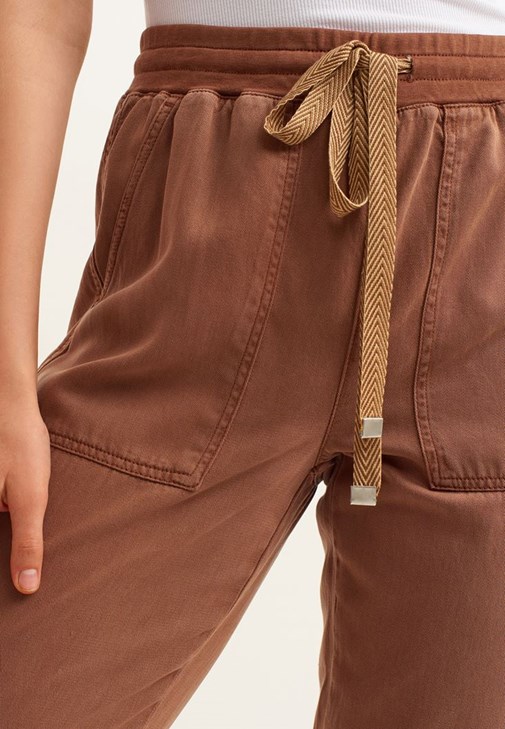 Jogger Pantolon ve  Ekose Gömlek Kombini