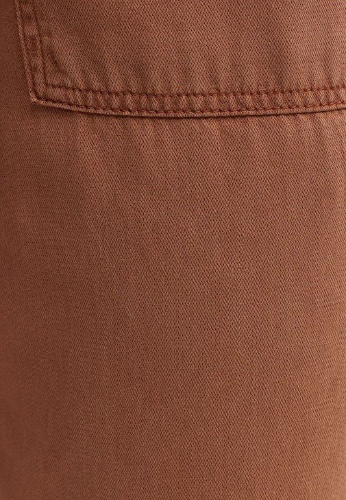 Jogger Pantolon ve  Ekose Gömlek Kombini