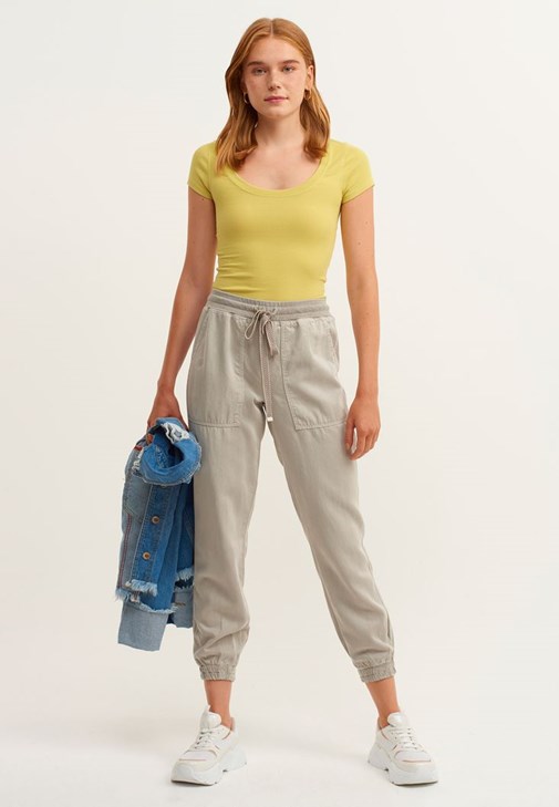  Jogger Pantolon ve U-Neck Tişört Kombini