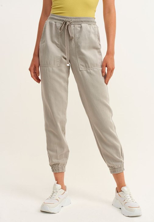  Jogger Pantolon ve U-Neck Tişört Kombini