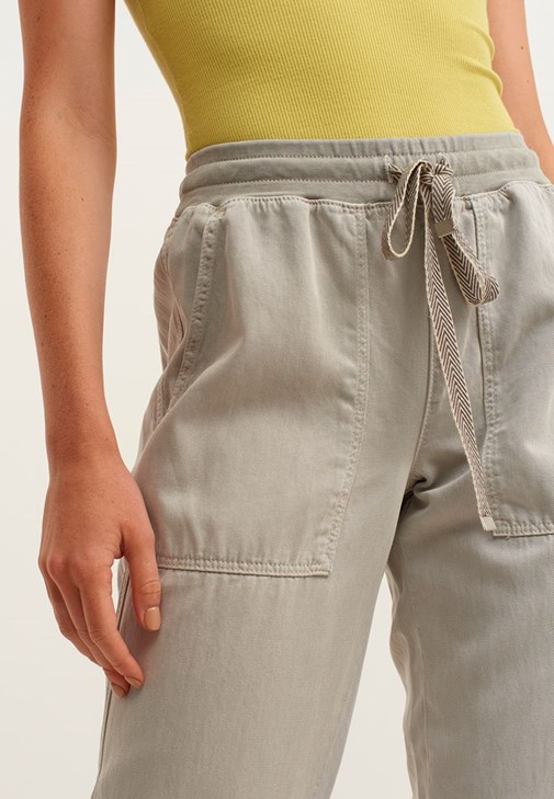  Jogger Pantolon ve U-Neck Tişört Kombini