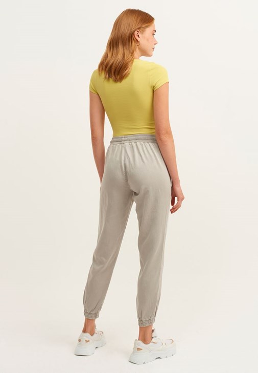  Jogger Pantolon ve U-Neck Tişört Kombini