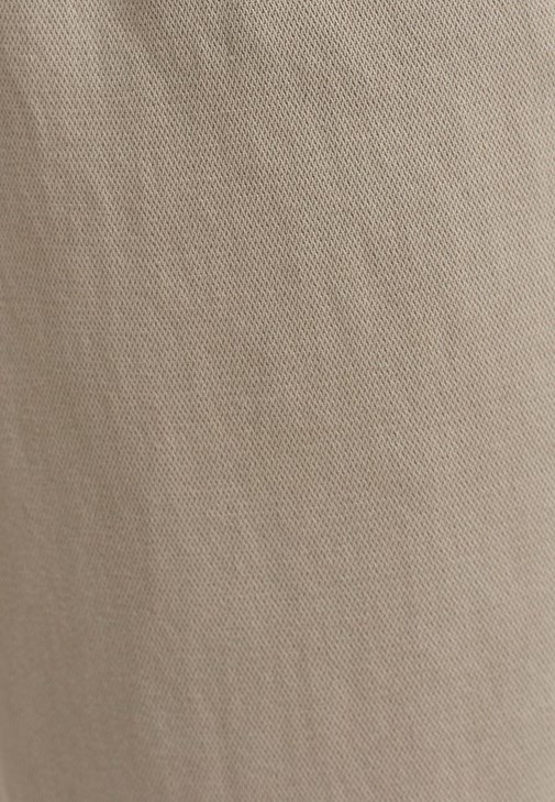  Jogger Pantolon ve U-Neck Tişört Kombini