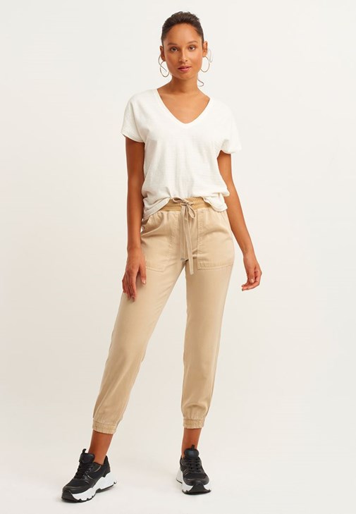 Jogger Pantolon ve V-Neck Tişört Kombini