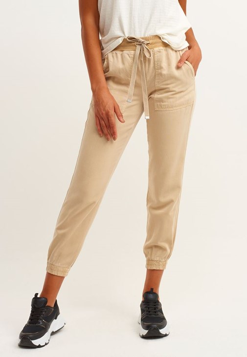 Jogger Pantolon ve V-Neck Tişört Kombini