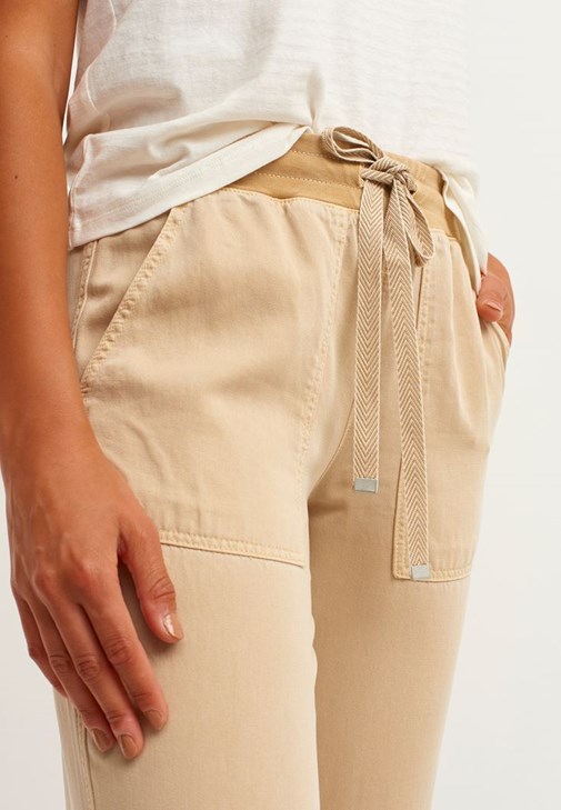 Jogger Pantolon ve V-Neck Tişört Kombini