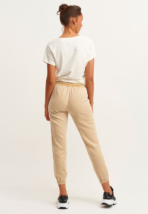 Jogger Pantolon ve V-Neck Tişört Kombini