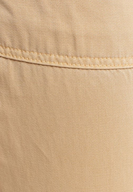 Jogger Pantolon ve V-Neck Tişört Kombini